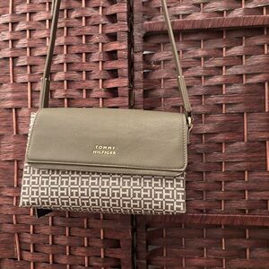 BNWT Tommy Hilfiger Olive and Gray Crossbody Bag